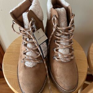 Universal Thread Tan Winter Boots with White Lining